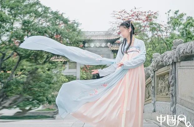 一起来邂逅一场穿越之旅！凯兴学府|首届醉美汉服打卡挑战赛，万元豪礼邀您参与！