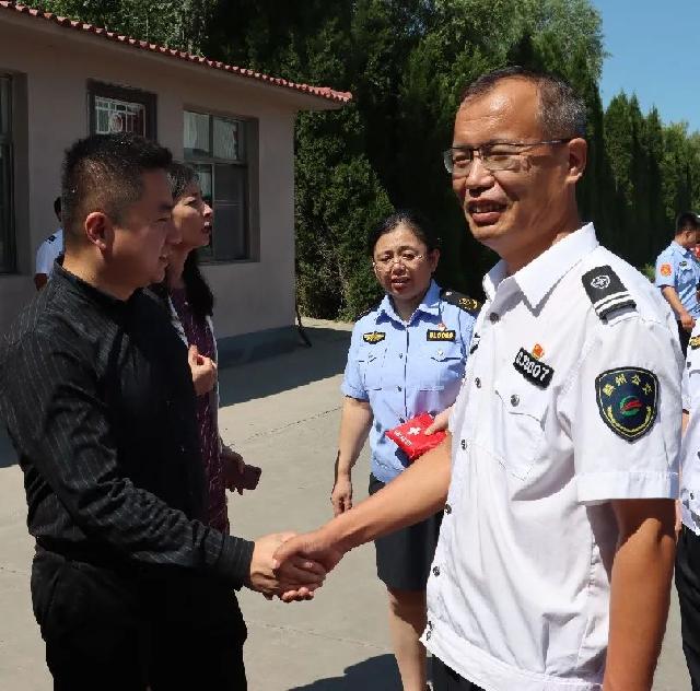 致敬城市守护者 | 情系一线 华鹏麟珑印清凉公益行