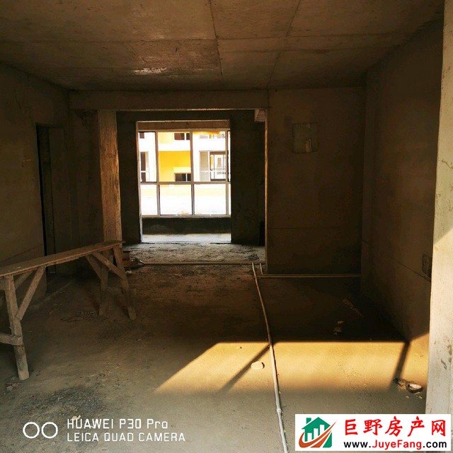 书香园小区 4室2厅 158平米 毛坯 60万元