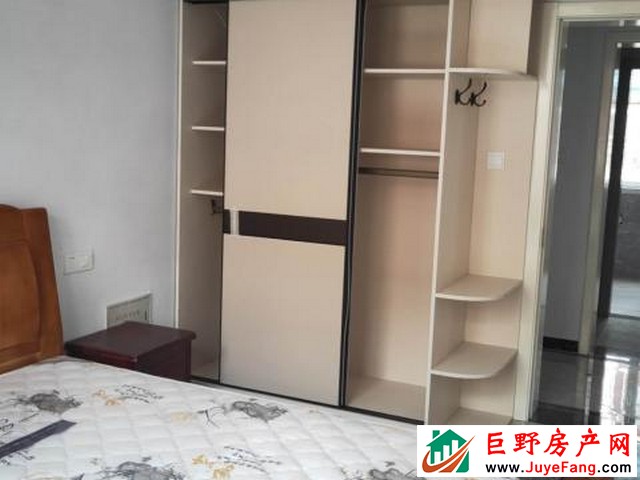 和谐小区 3室2厅 120平米 精装修 12000元/月