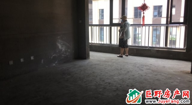 佳和逸园 4室4厅 164平米 毛坯 125万元
